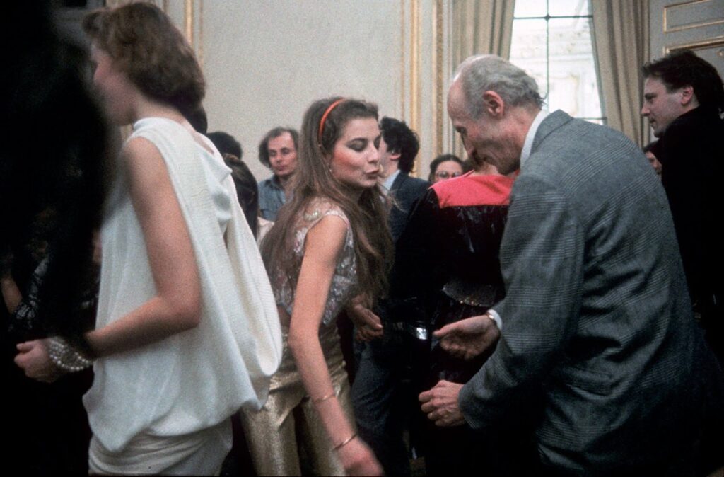 Elli Medeiros et Éric Rohmer dansent pendant le tournage de Les Nuits de la Pleine Lune (1984).