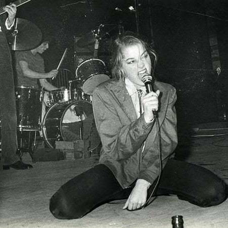 Elli Medeiros des Stinky Toys. L'un des groupes des années formatrices du punk français. Stinky Toys ont été invités dans le cadre de la programmation du 100 Club "Punk Festival".