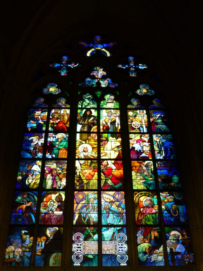 Le vitrail Mucha, à la Cathédrale Saint Guy de Prague. © MichelleNZT