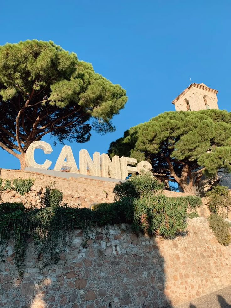 Cannes et son panneau à la Hollywood