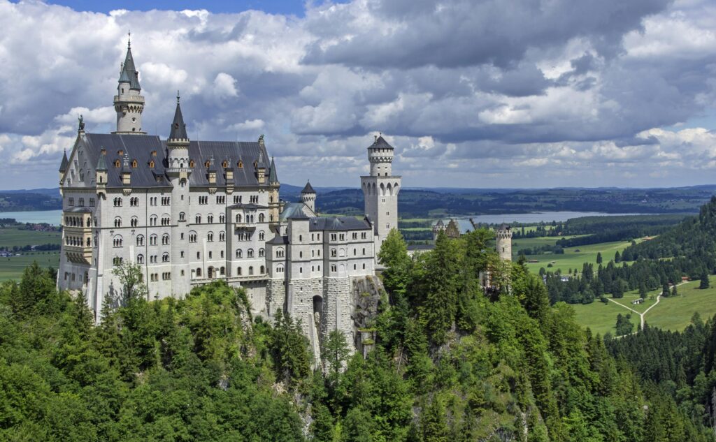 Neuschwanstein le château de Louis II de Bavière dont Disney s'inspira pour la Belle au Bois Dormant.