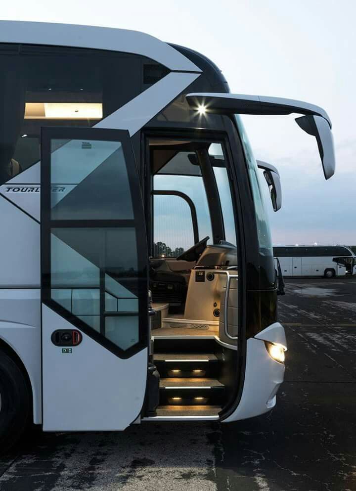 Bus écologique prêt à partir- image d'illustration