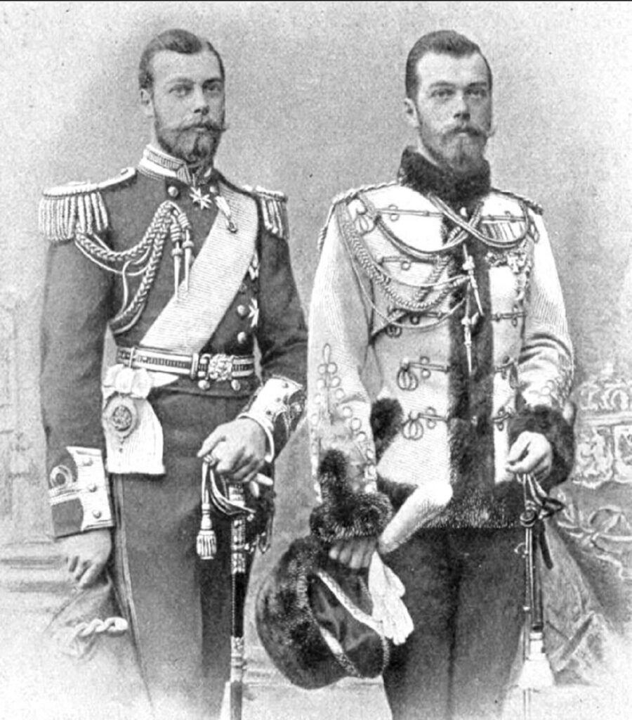 Le Roi d'Angleterre Georges V et son cousin Nicolas II de Russie les quasi jumeaux. Source Wikimedia