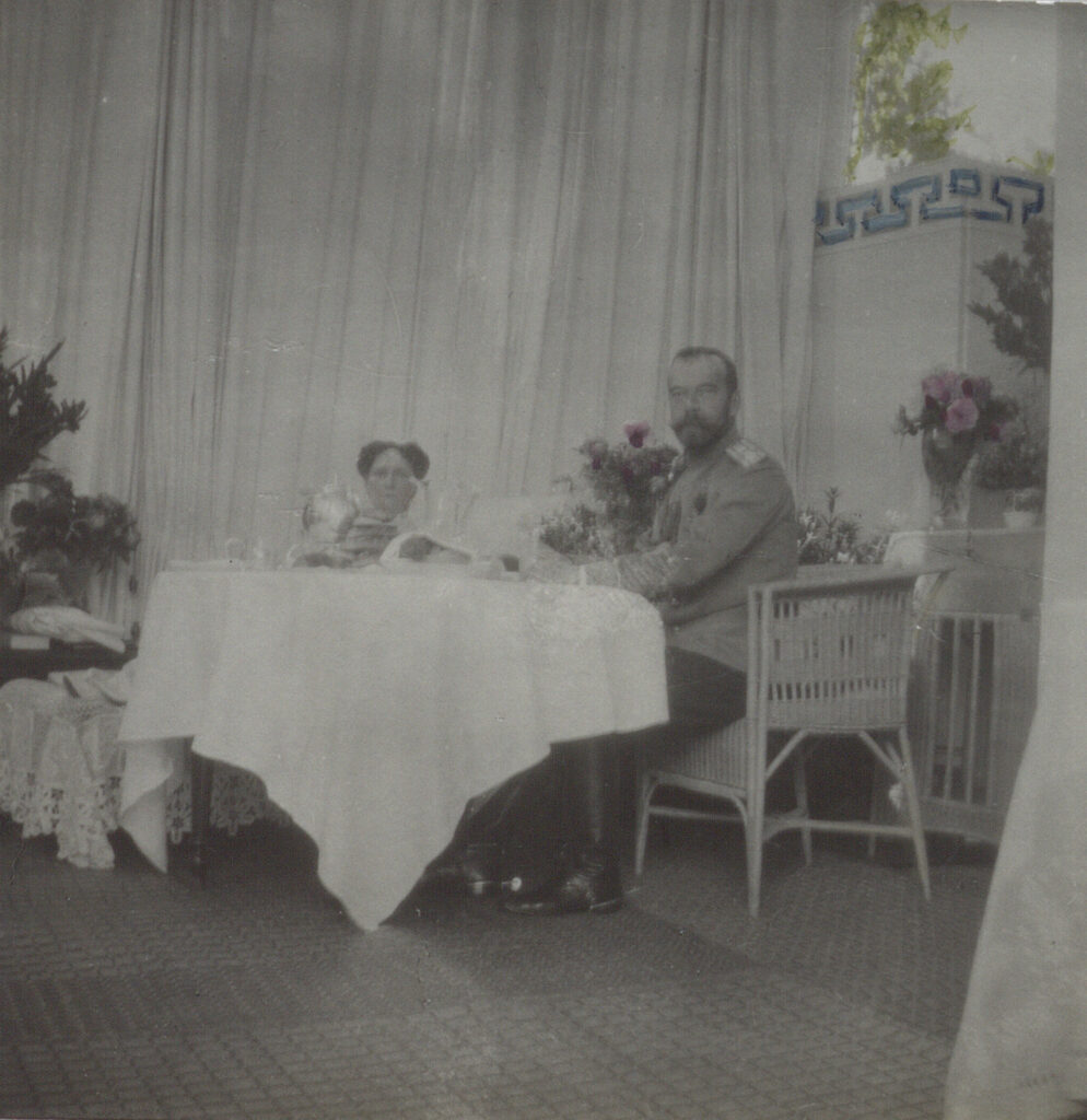Le tsar Nicolas II et l'impératrice Alexandra dégustant un repas, peut-être un thé de cinq heures, sur le balcon du palais Alexandre, en 1915.  Source: Archive des Romanov