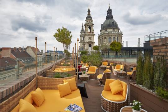 La terrasse de L'Aria Hotel Budapest by Library Hotel Collection