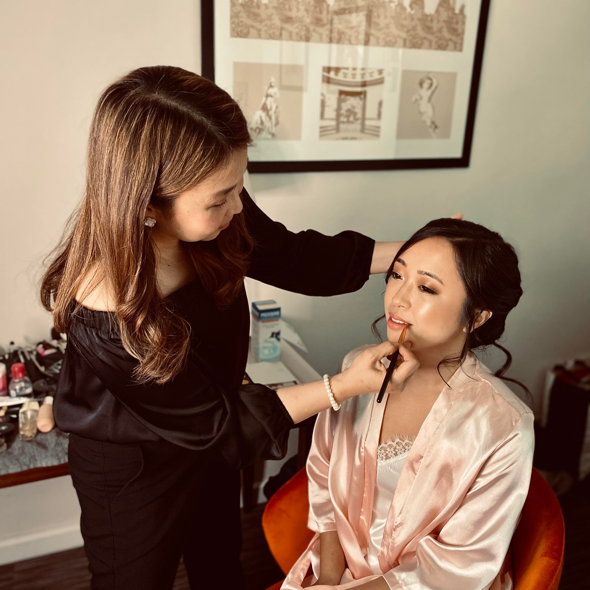 Suzette Riego en pleine séance de maquillage avant défilé