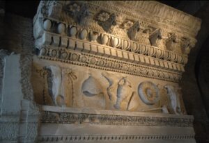 Temple de Vespasien et de Titus sur le forum de Rome-détails