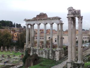 Le Temple de Vespasien et de Titus depuis le forum romain