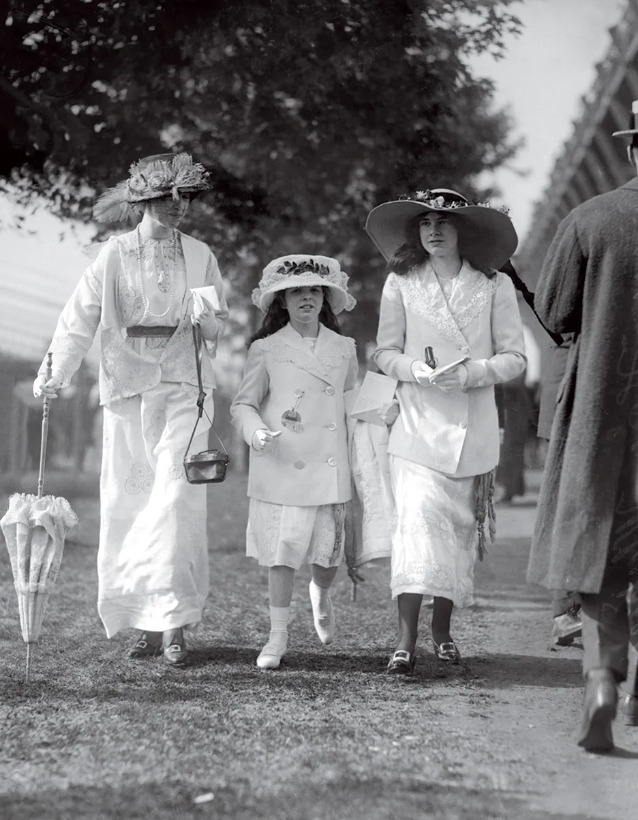 Gertrude Vanderbilt Whitney et ses filles Barbara et Flora au début des années 1900. Photo © Bettmann & Corbis