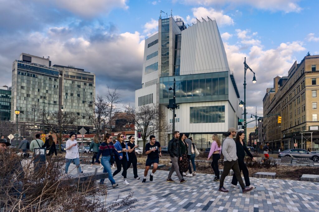 Le Whitney Museum of American Art dans la West Village, avec le Standard Hotel en arrière-planby Andreas Komodromos
