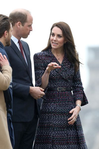 Kate Middleton Photos Photos – Catherine, Duchesse de Cambridge et Prince William, Duc de Cambridge parlez à un enseignant au Trocadéro lors d'une visite officielle de deux jours À Paris le 18 mars 2017 à Paris, en France. – Le duc et la duchesse de Cambridge, visite de Paris: deux jours