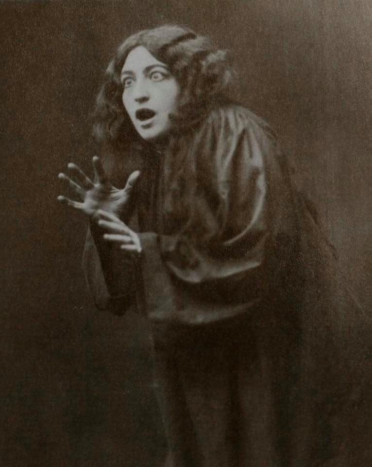 La soprano belge ou française Mariette Mazarin (1874-1953) a chanté le rôle principal dans la première production américaine de Richard Strauss.