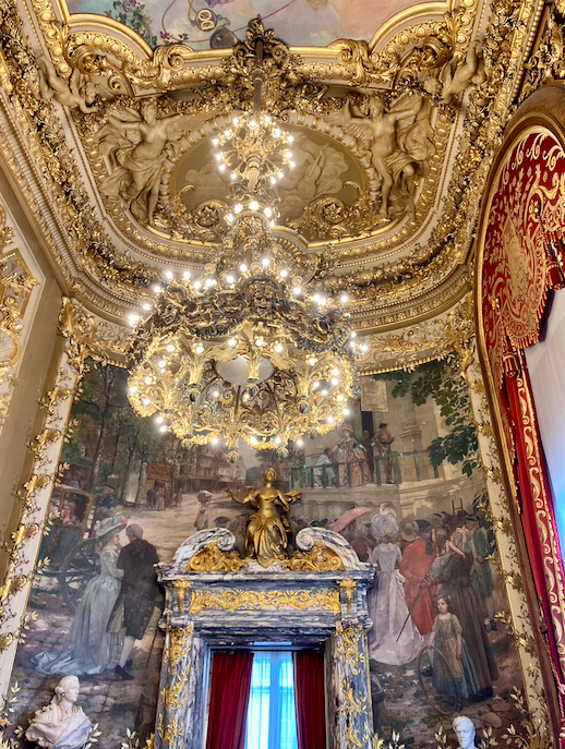 Intérieur de l'Opéra Comique- Visite-guidée "Les Métiers du Spectacle Vivant" avec les équipes artistiques de l'Opéra Comique lors des Journées Européennes des Métiers d'Art (JEMA), avril 2024. copyright Détournements Mineurs