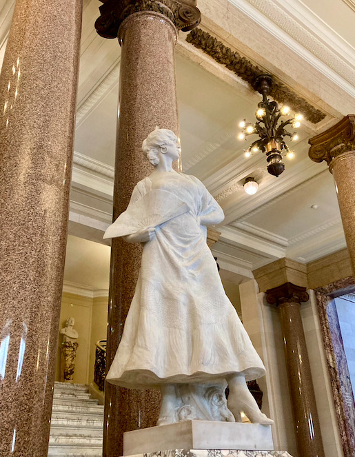 Visite-guidée "Les Métiers du Spectacle Vivant" avec les équipes artistiques de l'Opéra Comique lors des Journées Européennes des Métiers d'Art (JEMA), avril 2024. copyright Détournements Mineurs