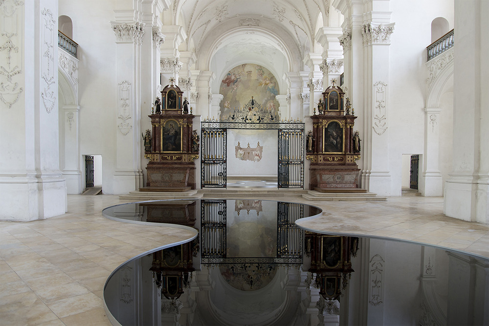 Mise en abîme: Une œuvre d'art visuellement saisissante installée au sol de l'abbaye de Bellelay en Suisse en 2013 par l'artiste Romain Crelier.