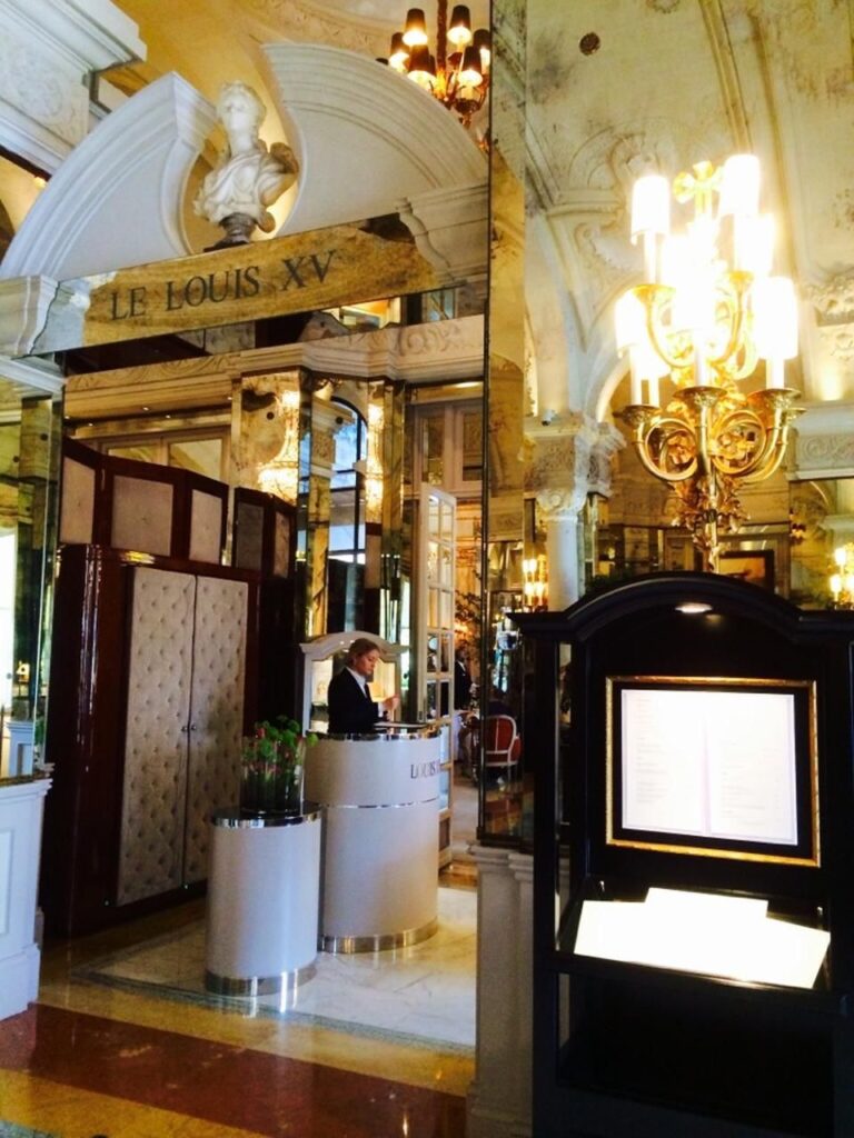 Accueil du restaurant Louis XV -Alain Ducasse 