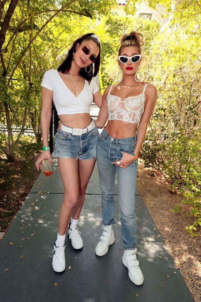 Bella Hadid et Hailey Baldwin posent ensemble au Levi's Coachella Brunch, le 14 avril 2018.