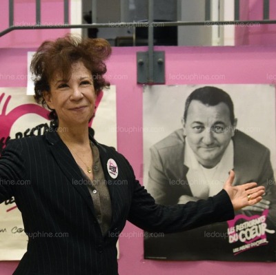 Véronique Colucci devant le portrait de son mari décédé