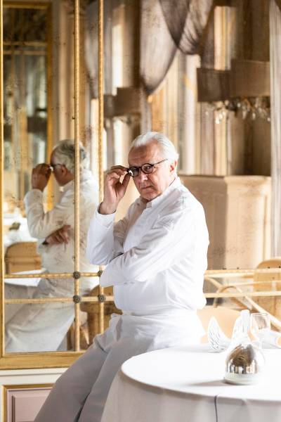 Alain Ducasse le chef le plus étoilé au monde office au Louis XV