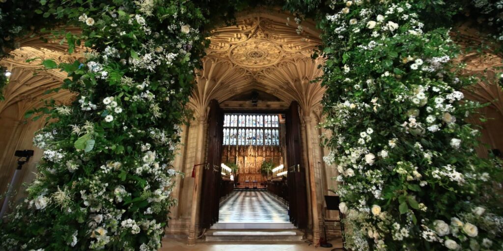 chapelle-royale-saint-george-decoree-fleurs