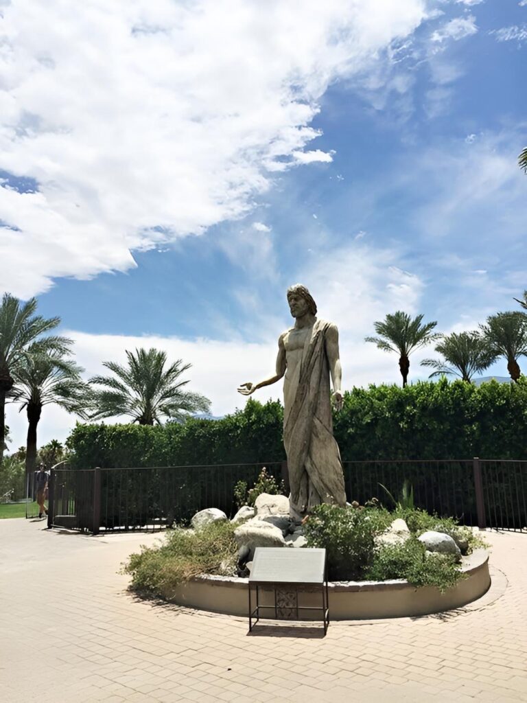 Statue du Christ au sein de la promenade de l'hôtel Shields Date Garden