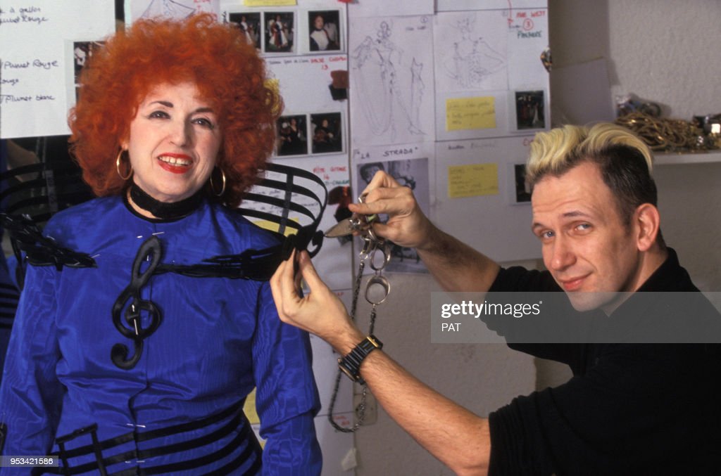 L'accordéoniste Yvette Horner habillée par Jean Paul Gaultier en décembre 1990 à Paris, France. (Photo by PAT/Gamma-Rapho via Getty Images)