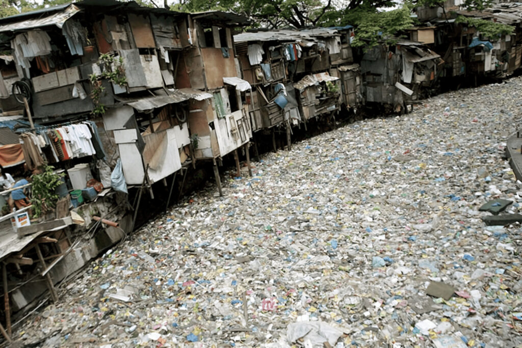 La Rivière citarum une décharge à ciel ouvert