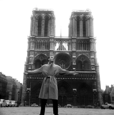 Charles Aznavour devant Notre-Dame-de-Paris dans les années 1950.