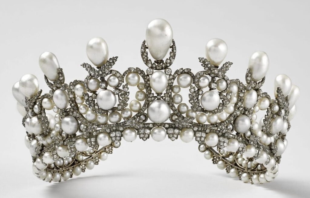 La tiare en perles de l'impératrice Eugénie de France - fabriquée par Alexandre-Gabriel Lemonnier en 1853 - mise à jour : volée du musée du Louvre en 2025 - toujours en espérant la retrouver. Source Tiaramania