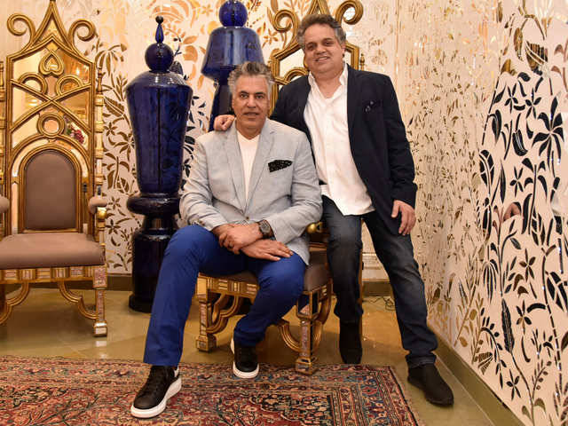 Abu Jani et Sandeep Khosla, duo culte de la mode indienne. Leur style opulent, mêlant broderies traditionnelles et silhouettes fluides, redéfinit les codes de la masculinité.