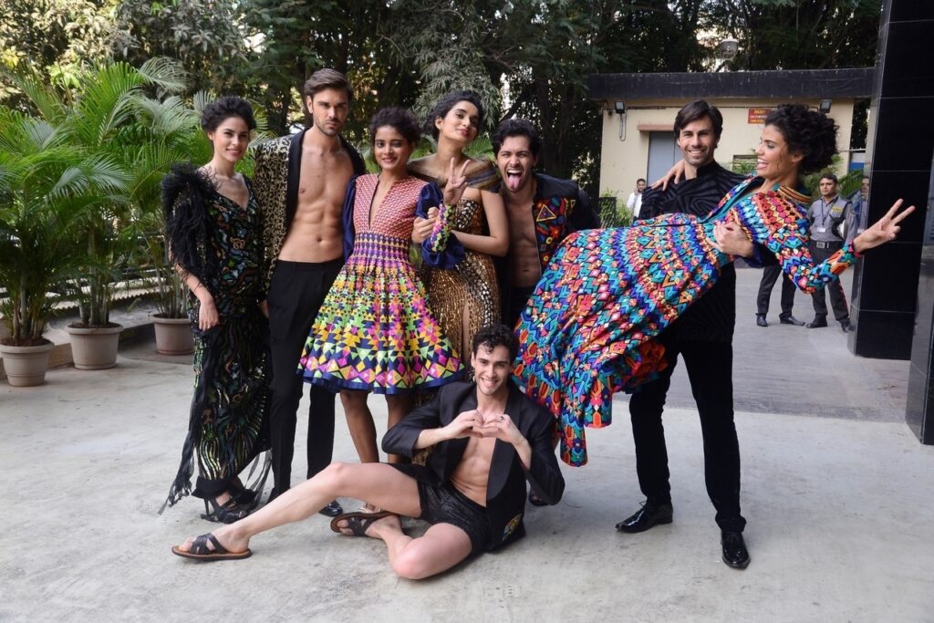 Les mannequins présentent les créations des stylistes Abu Jani et Sandeep Khosla lors du lancement de leur boutique à Mumbai.(Photo: IANS)