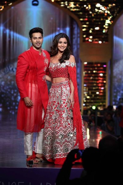 Varun Dhawan et Alia Bhatt défilent pour Abu Jani  Sandeep Khosla