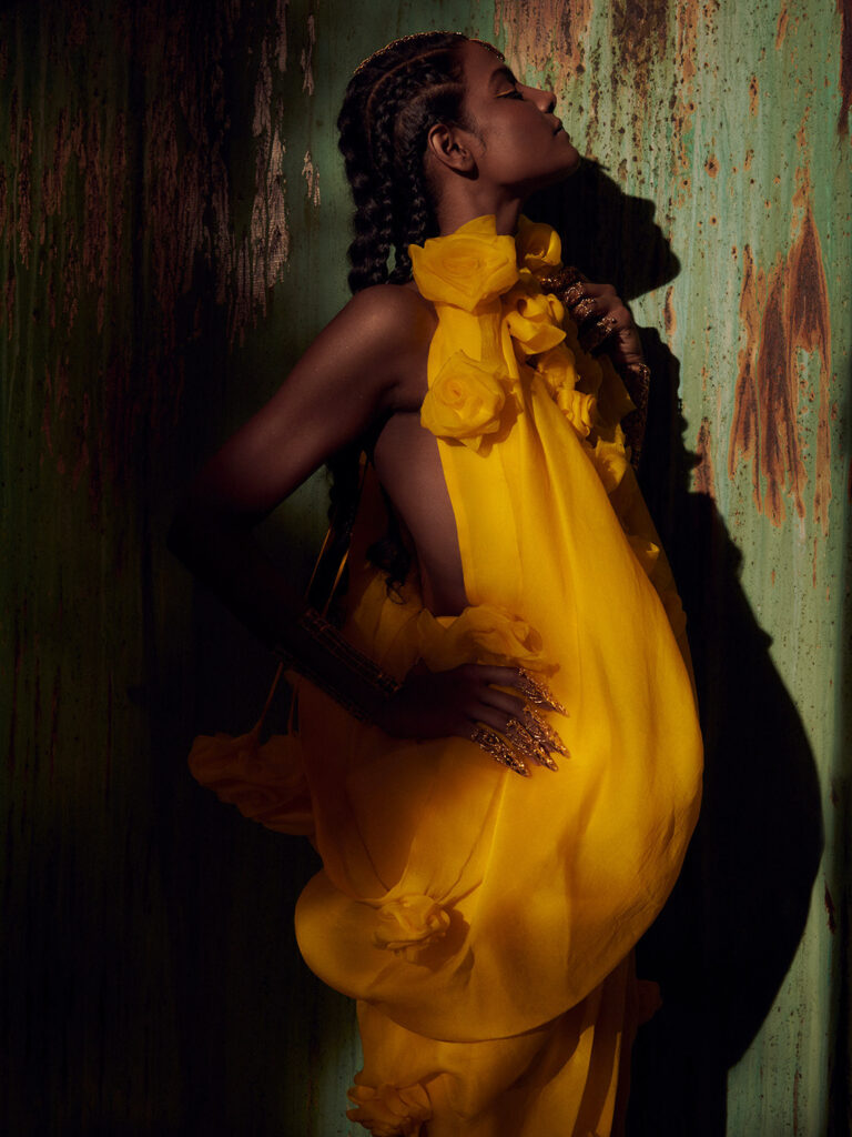 Robe jaune ocre création du Le duo phénoménal Abu Jani et Sandeep Khosla