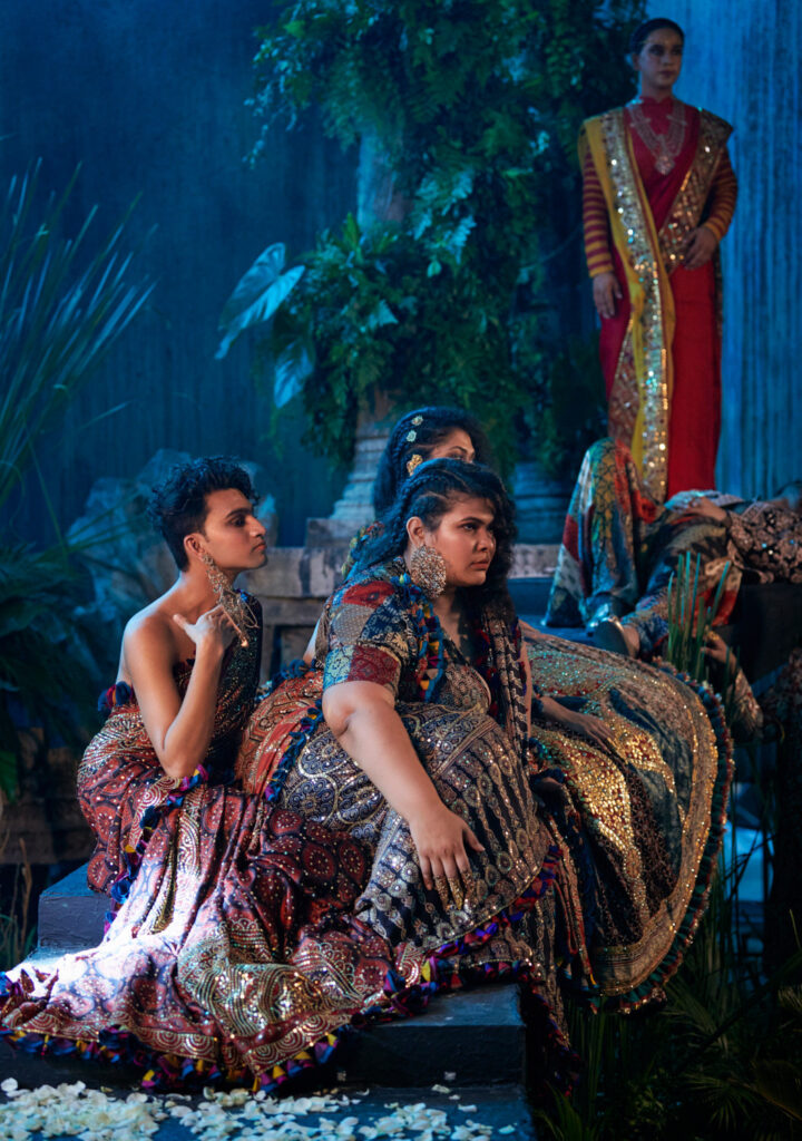 Bollywood ou Hollywood le terrain de jeu Robe jaune ocre création du duo phénoménal Abu Jani et Sandeep Khosla