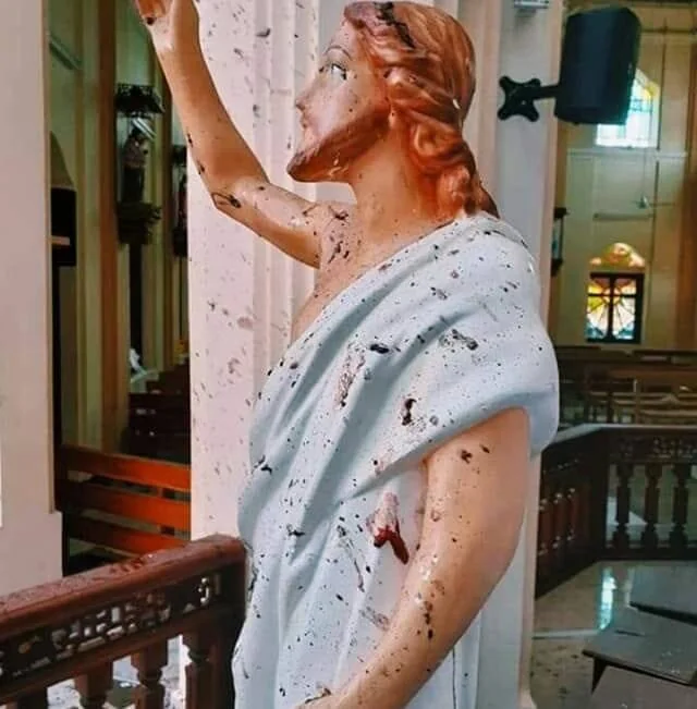 Une statue de Jésus-Christ éclaboussée de sang à la suite de l'attentat en Sri Lanka en 2019.