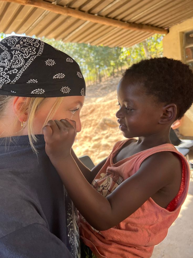 Résous-Moi Je Suis Le Lien Que Je Tisse en action via son projet baobab dont le but est d'améliorer les conditions de vie des plus démunis.