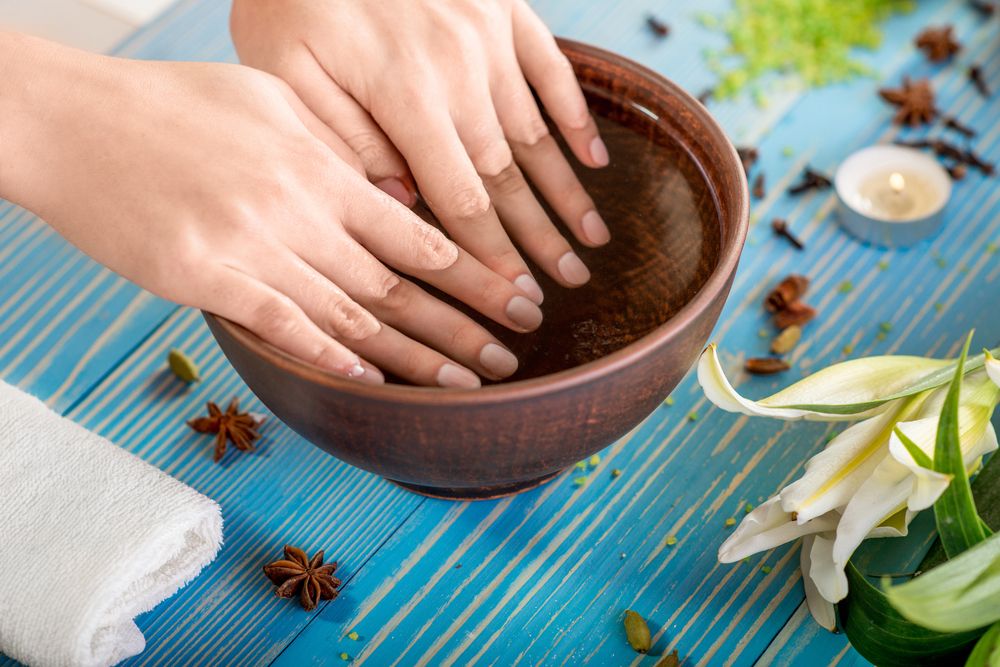 Bain d'huile fortifiant pour les ongles. copyright Naturel Acné Solution