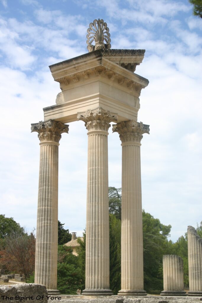 Temple de Glanum partiellement reconstitué, Saint-Rémy-de-Provence, Provence-Alpes-Côte d'Azur, France