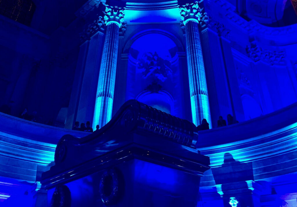 u tombeau de l'Empereur Napoléon 1er aux Invalides sous lumière bleue durant le spectacle Aura