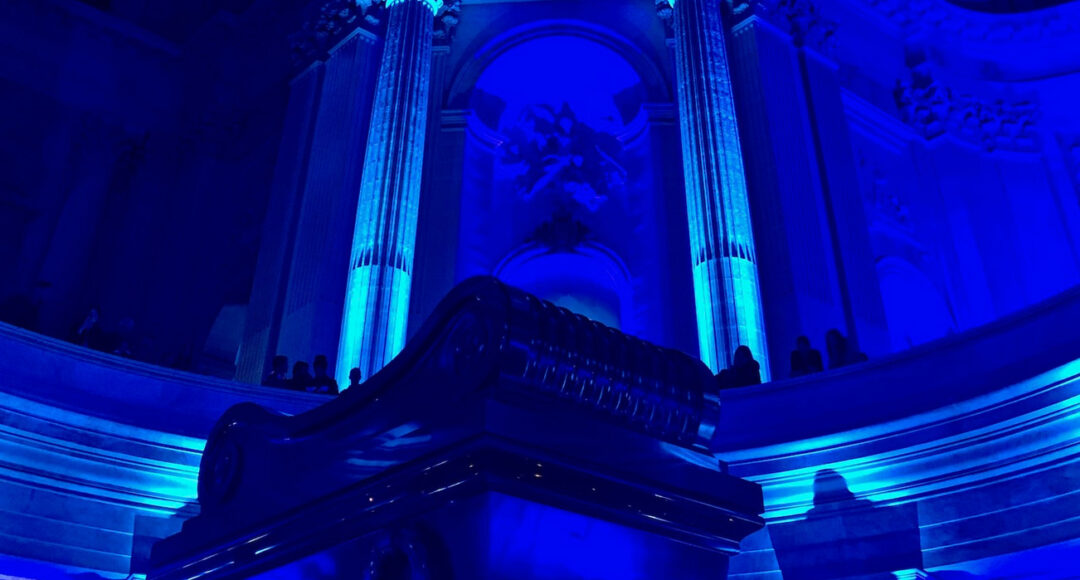 u tombeau de l'Empereur Napoléon 1er aux Invalides sous lumière bleue durant le spectacle Aura