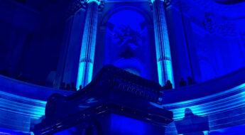 u tombeau de l'Empereur Napoléon 1er aux Invalides sous lumière bleue durant le spectacle Aura