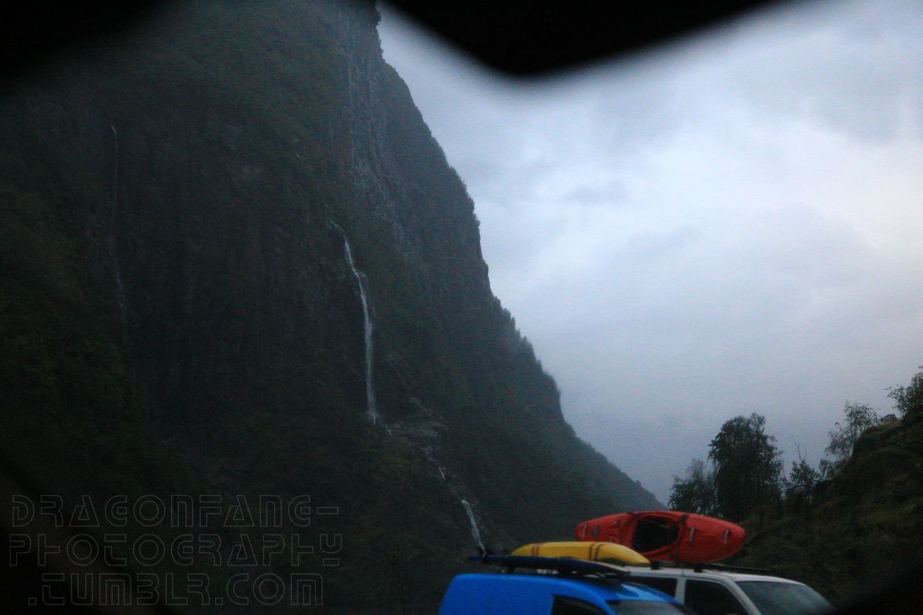Tvindefossen (également appelé : Tvinnefossen, Trollafossen), situé juste à l'extérieur de Vossevangen, Voss, dans le fylke de Vestlandet, Norvège. La source provient des lacs et glaciers situés sur Slettafjellet, via la rivière Kro. by dragonfangs