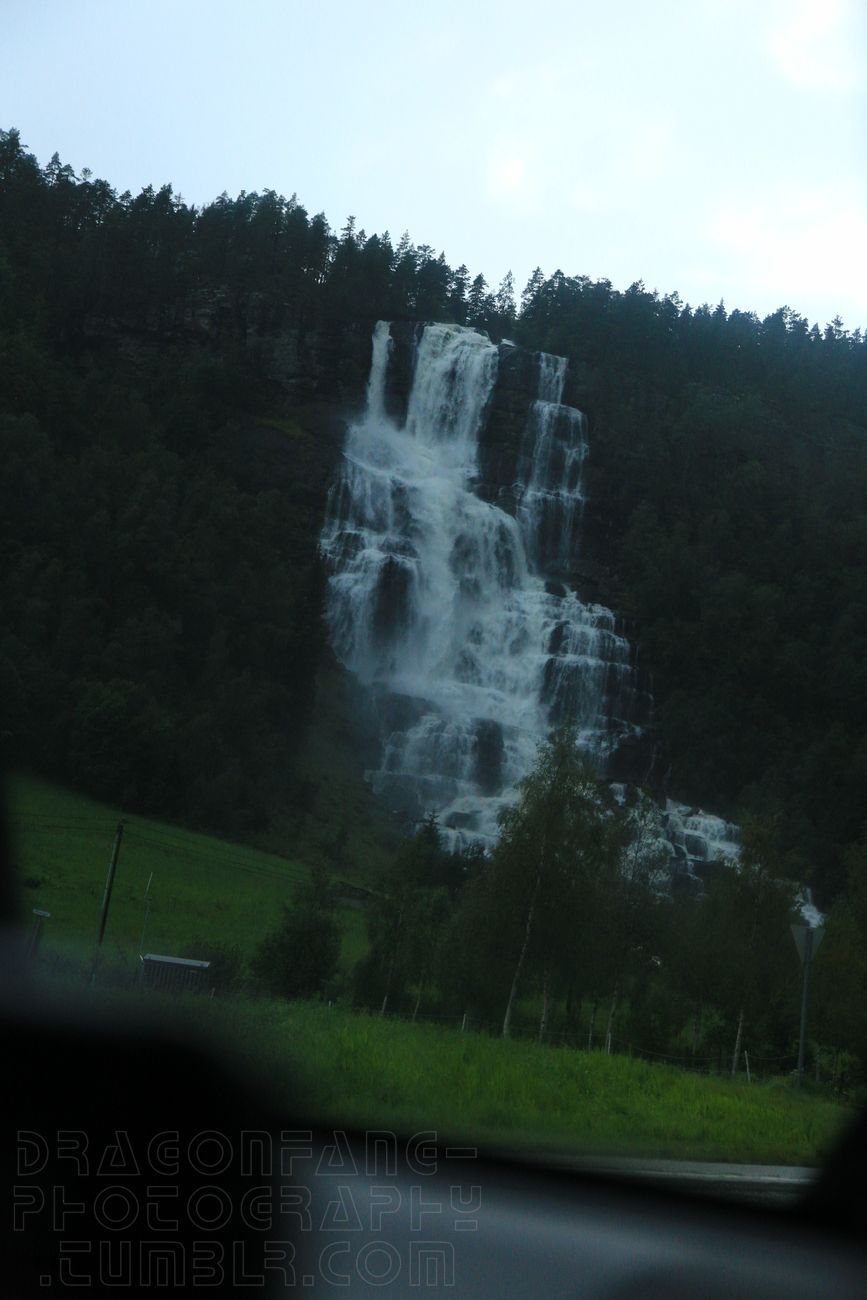 Tvindefossen situé juste à l'extérieur de Vossevangen, Voss, dans le fylke de Vestlandet, Norvège. La source provient des lacs et glaciers situés sur Slettafjellet, via la rivière Kro.