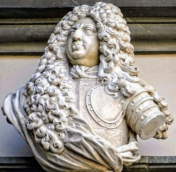 Buste de Giovan Gastone di Medici (r. 1723-37) sur la façade de l'Ospedale di Santa Maria Nuova, œuvre du sculpteur Antonio Montauti (1685-1740).