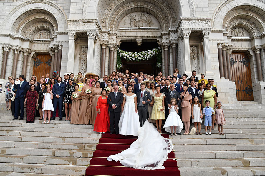 Recyclage royal à la sortie de l'église pour la traditionnelle photo de groupe..