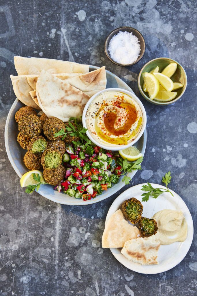 Assiette Falafel avec salade méditerranéenne, houmous et pita et feuilles de vignes