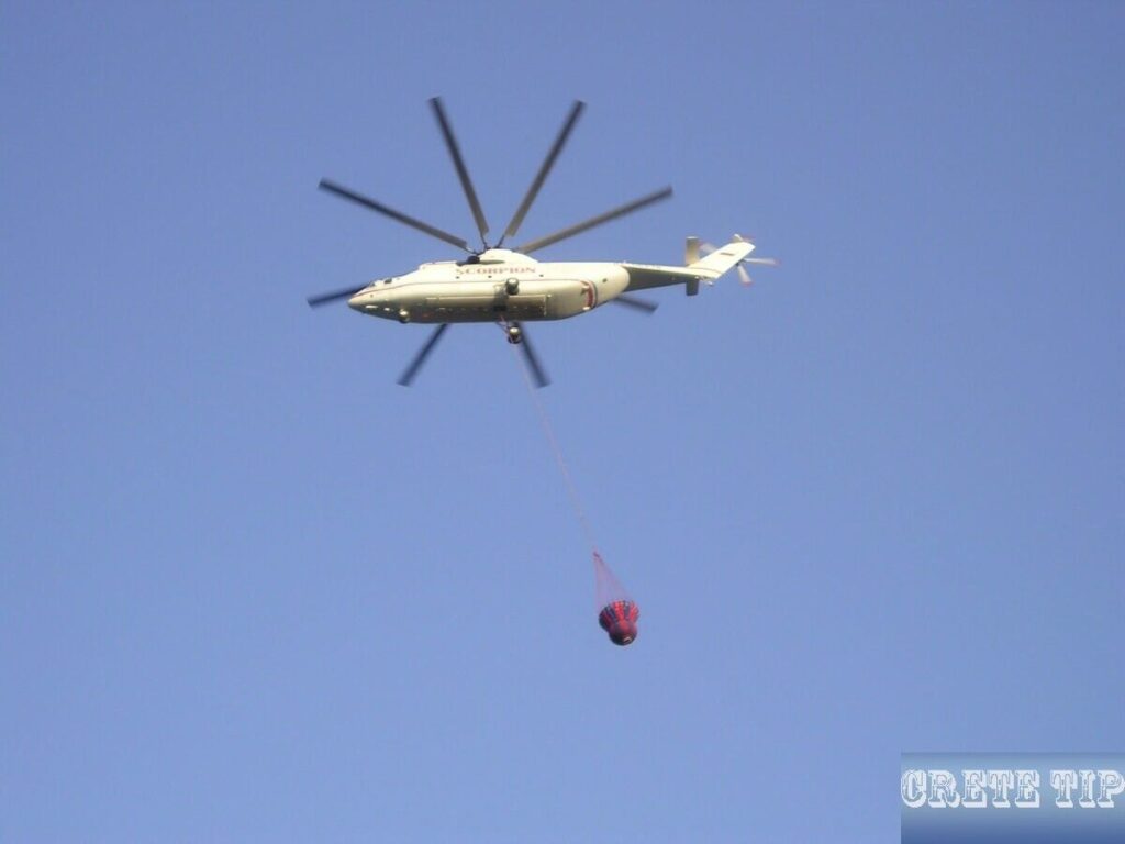 Les Bombardiers en action sur le mont Hymette pour lutter contre les feux.