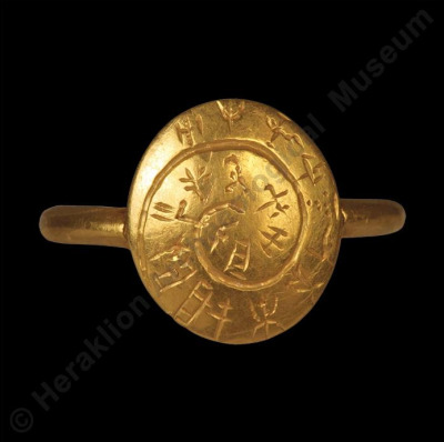 Bague sigillaire en or portant une inscription en écriture linéaire A, minoenne, 1700-1600 av. J.-C.