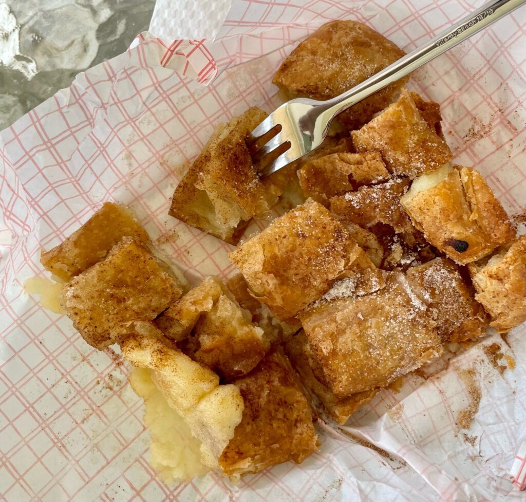 La Grèce du Nord propose la Bougatsa, une pâtisserie grecque en pâte filo garnie de crème à la semoule et de cannelle.