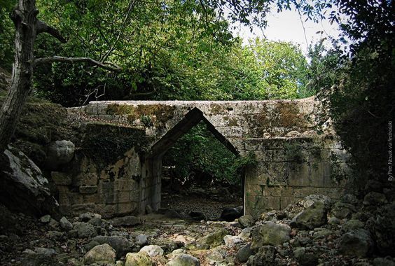 Le vieux pont (d’environ 2000 ans) à Élefthèrna, dans la campagne de Rethymnon, en Crète.